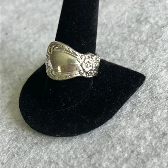 Oneida Stainless Steel Vintage-Inspired Thumb Ring - Picture 4 of 16